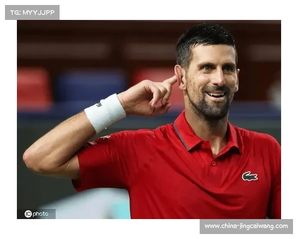 38岁德约科维奇晋级上海四强 看小抄露出害羞笑福字镜头成亮点